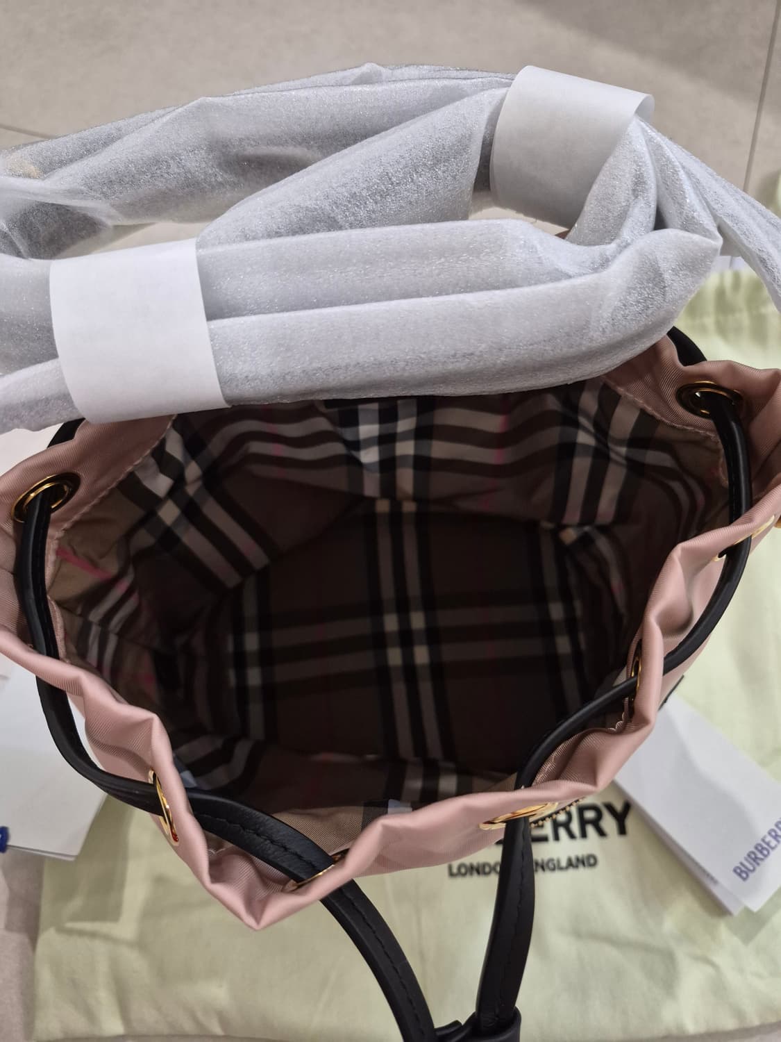 새상품))버버리 25FW 미니 드로스트링 복조리백 상품이미지8