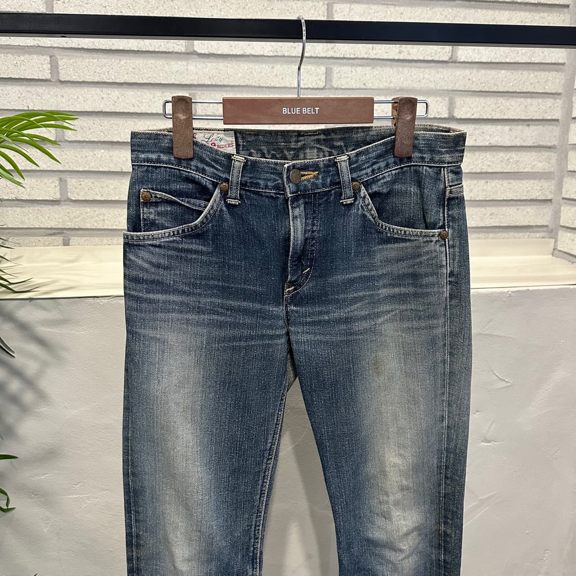 LEE 워싱 데님 팬츠 레귤러 스트레이트 핏 백 패치 로고 디테일 중청 상품이미지4