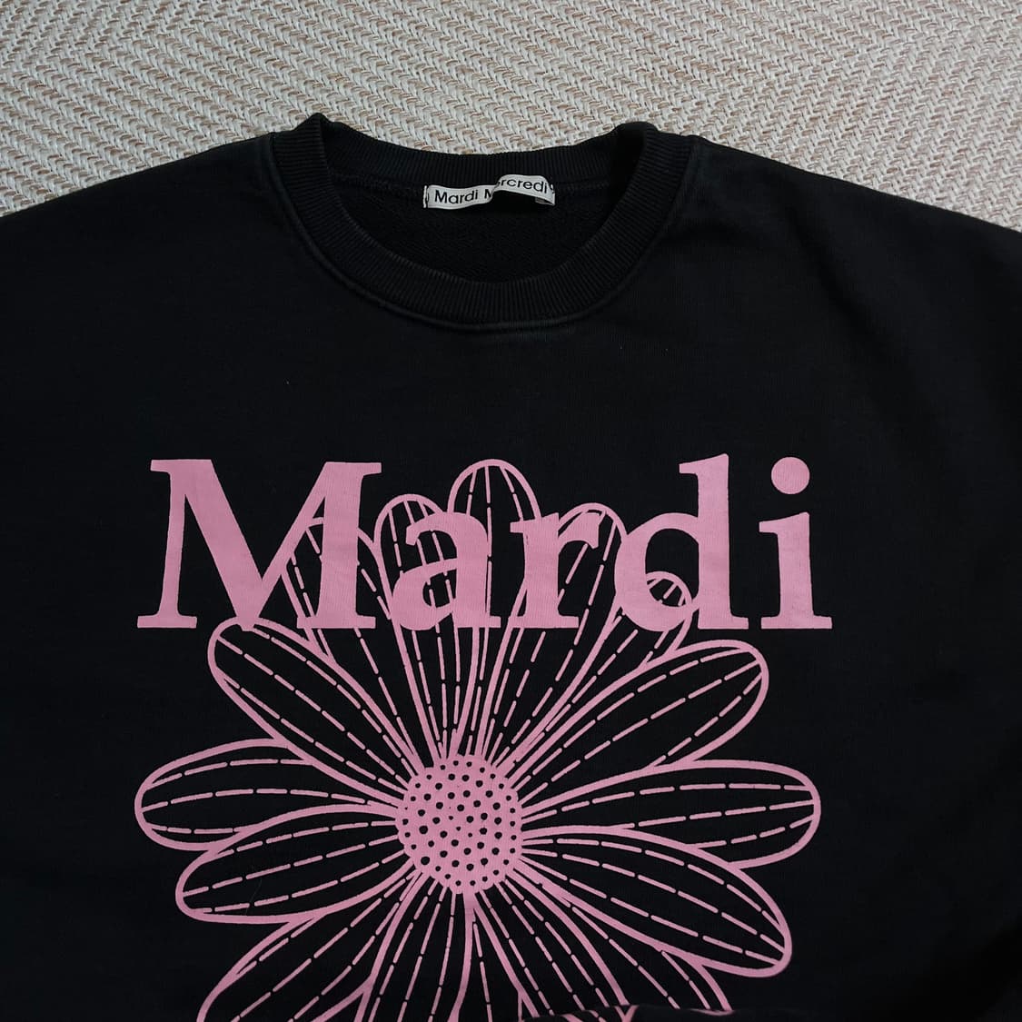 [정품] 마르디메크르디 블랙 핑크로고 맨투맨 [ 실확 ] 상품이미지4