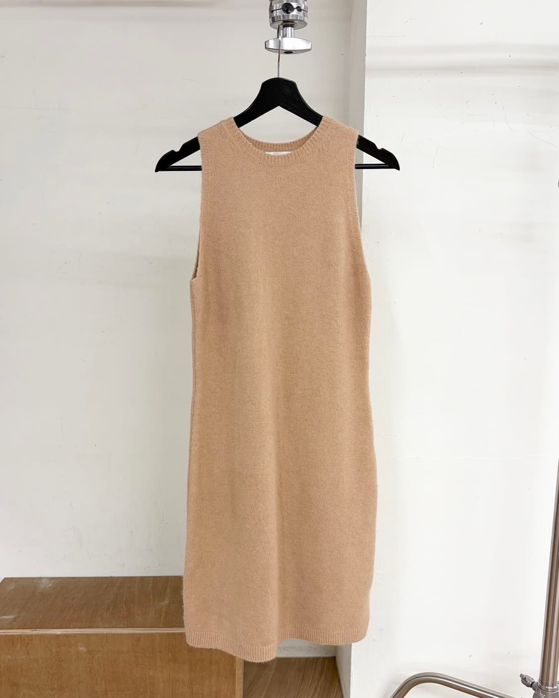 빈스 베이지 슬리브리스 크루넥 니트 원피스  상품이미지1