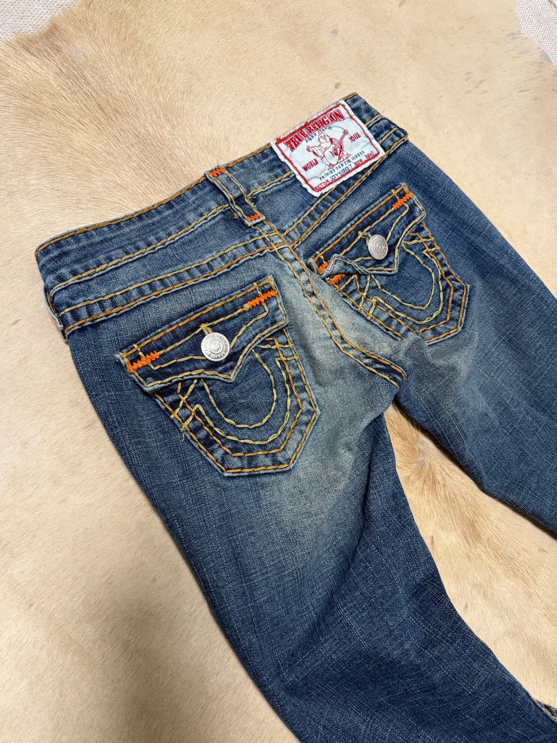 트루릴리젼 스티치디테일 플레어진 상품이미지5