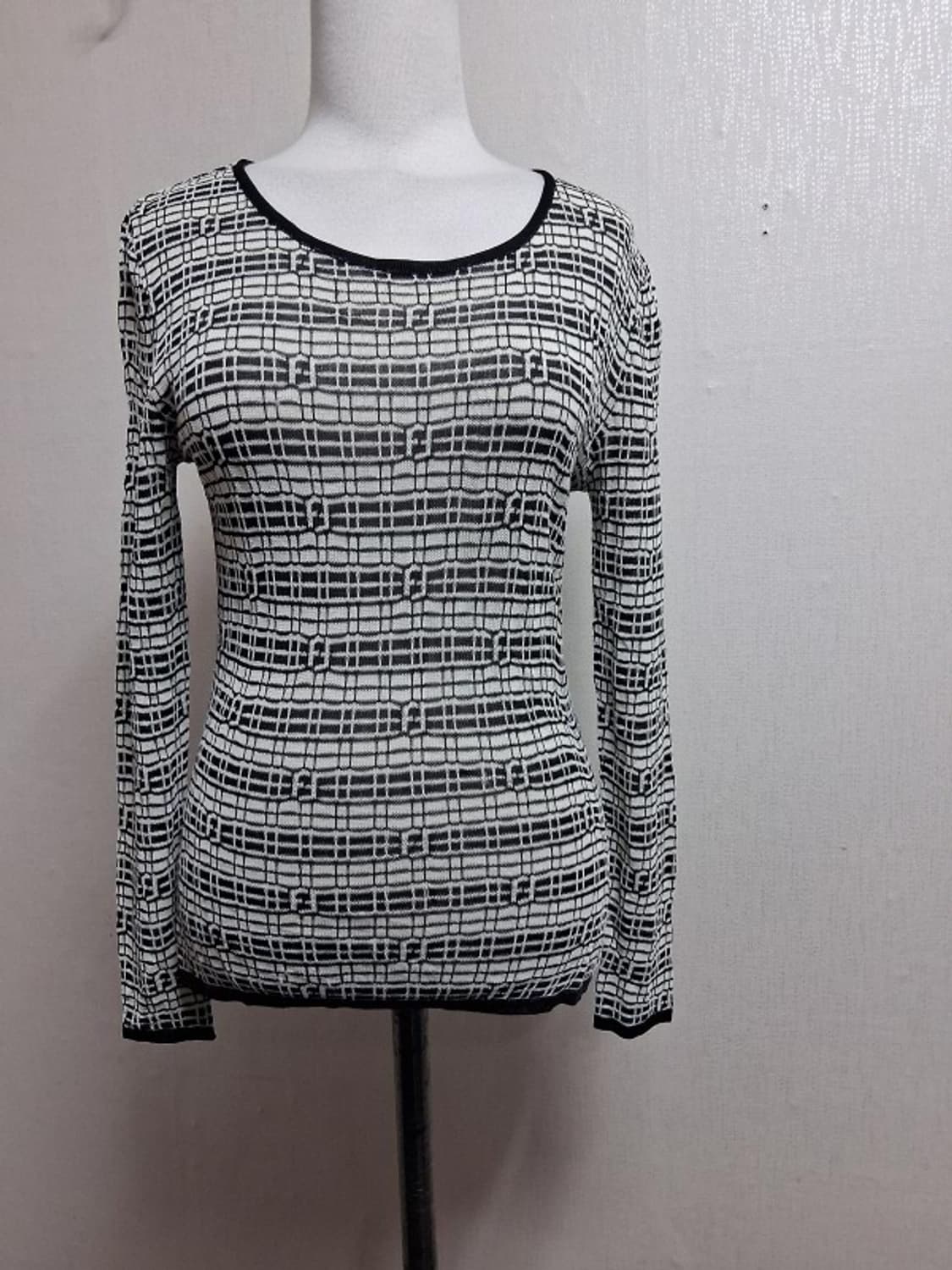 펜디 비스코스 레이욘니트  긴팔 티 검정 주카 여성55적당 FF로고 상품이미지1