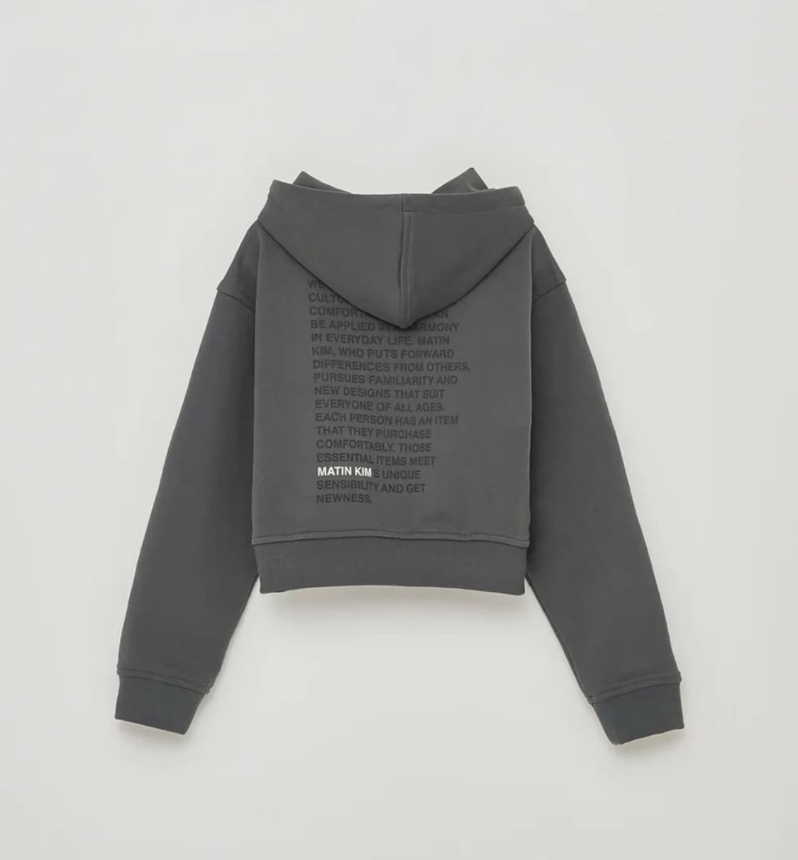 마뗑킴 LETTERING PRINT CROP HOODY IN CHARCO 상품이미지1