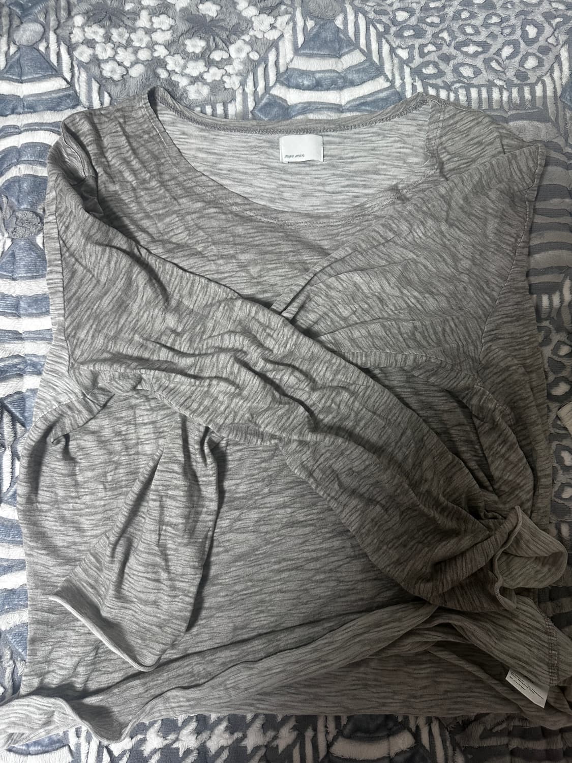 모노 프리베 텍스쳐드 롱슬리브 그레이 2사이즈 팝니다. 상품이미지2