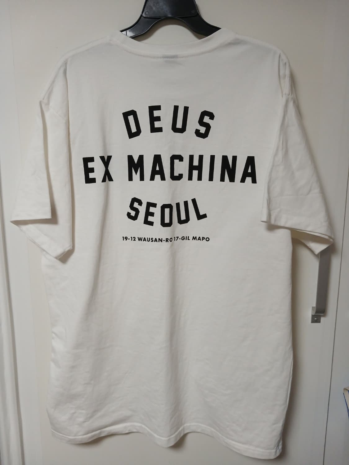 데우스 엑스 마키나 서울 컬리지 티셔츠 화이트 상품이미지1