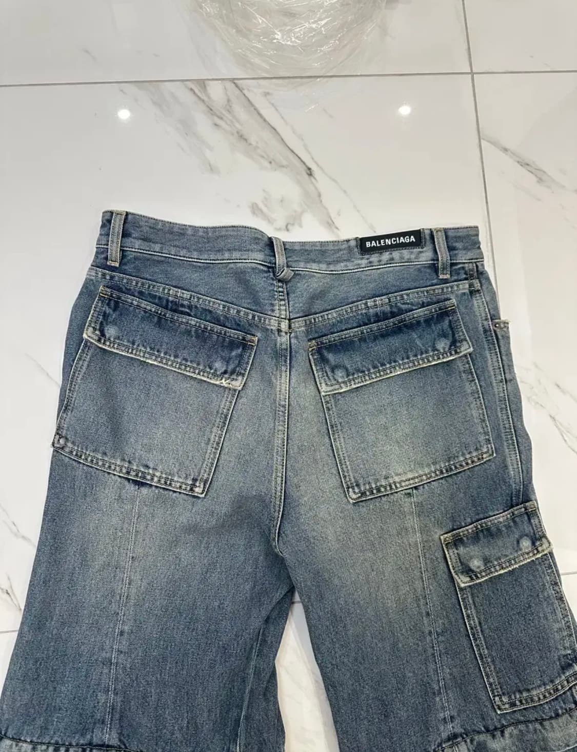 발렌시아가 스프링25의 플레어드 데님카고 팬츠 상품이미지6