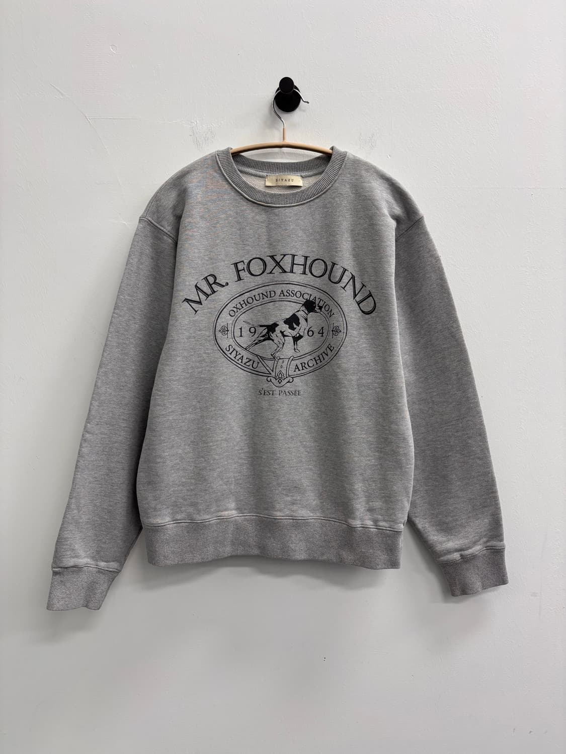 시야쥬(SIYAZU) 폭스하운드 아카이브 그래픽 맨투맨 그레이 상품이미지1