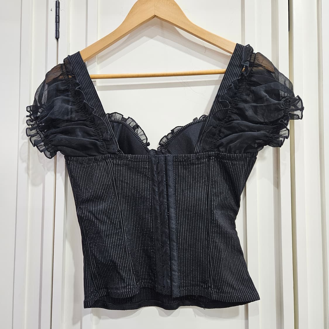 블랙 스트라이프 뷔스티에 퍼프 오프숄더 블라우스 상품이미지5