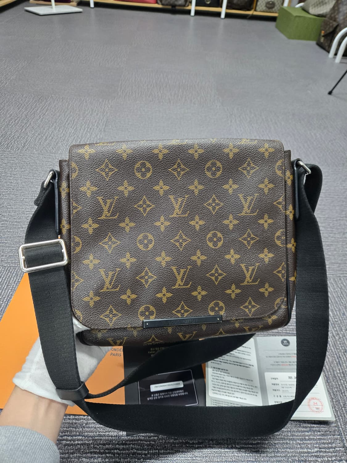 [특가][정품] 루이비통 디스트릭트 크로스백 상품이미지1