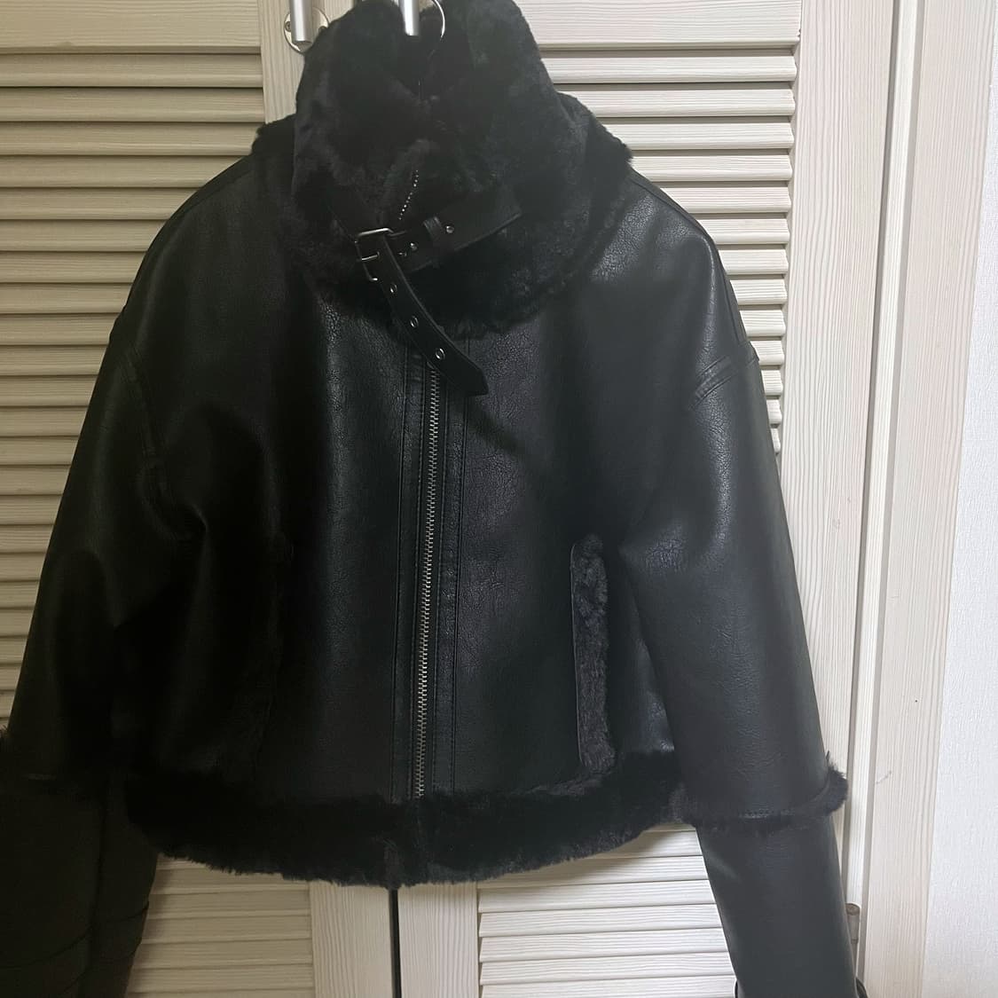 히프나틱 자체제작 레더크롭무스탕 블랙 상품이미지2