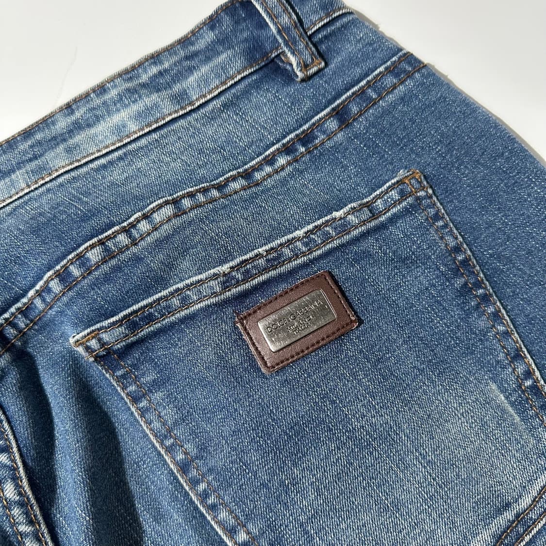돌체 앤 가바나 메탈 플레이트 워시드 데님 팬츠 상품이미지4