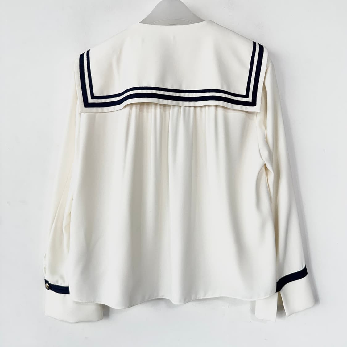 럭키슈에뜨 세일러 칼라 플리츠 블라우스 상품이미지4