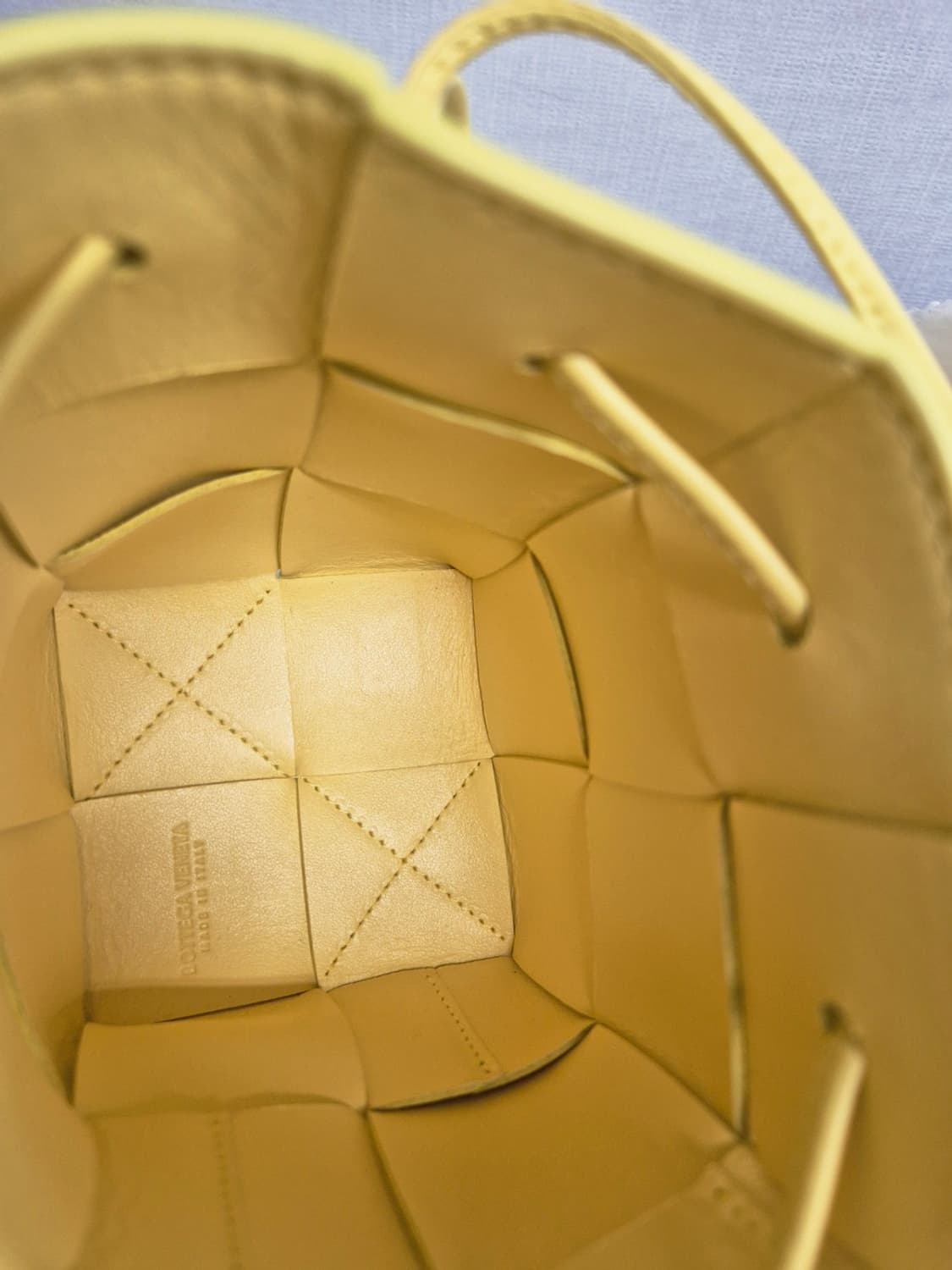 (새상품급)보테가베네타 카세트 버킷백 상품이미지8