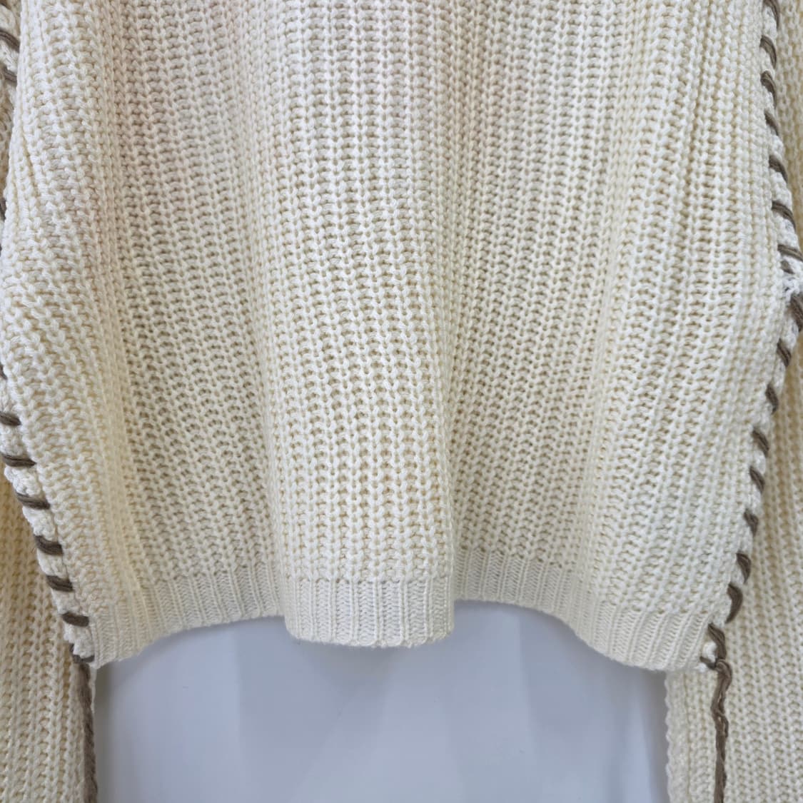 아이보리 배색 꼬임라인 루즈핏 니트 상품이미지4