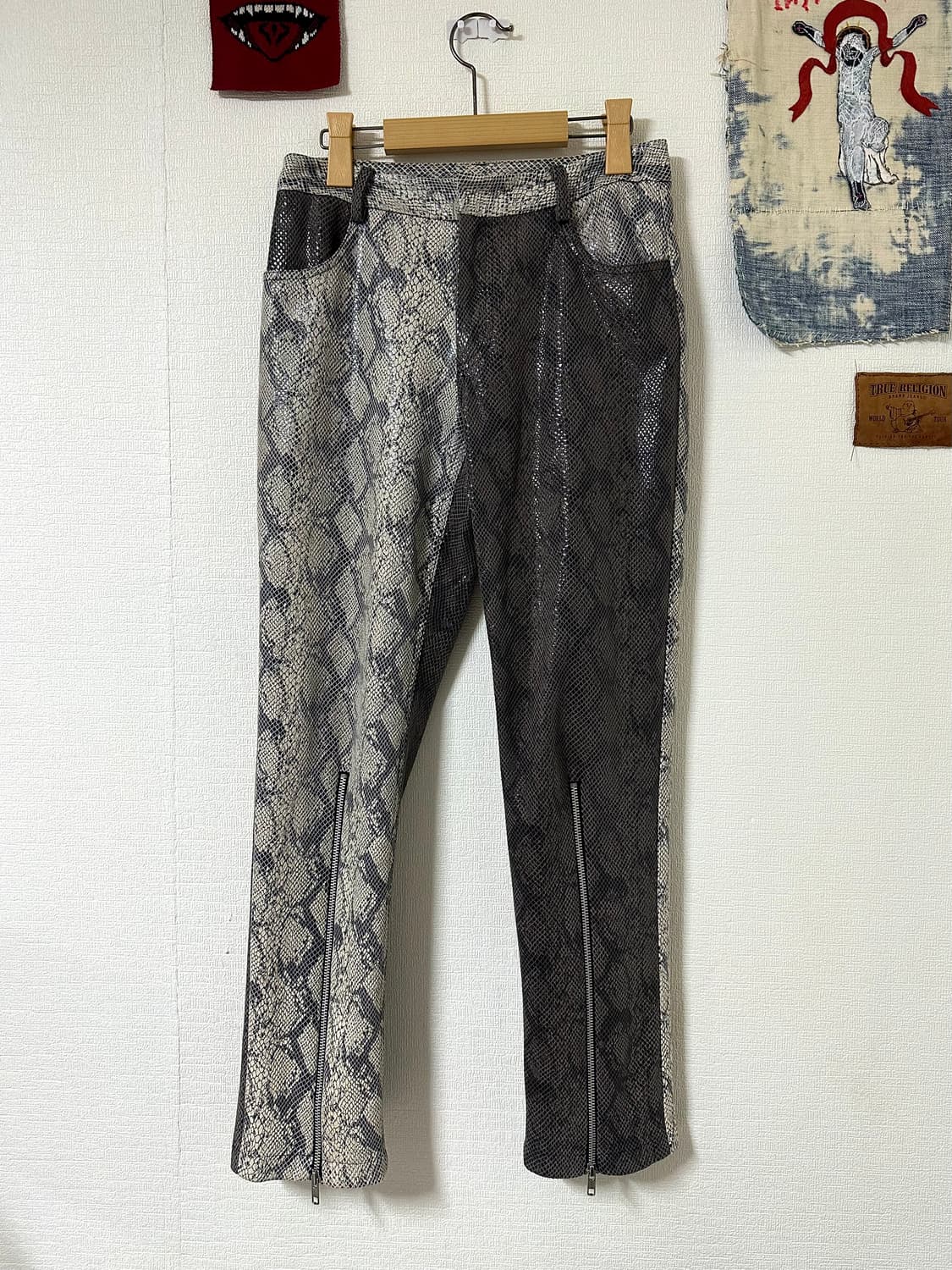 NWB archive - 투톤 파이톤 패턴 4zip 기믹 플레어팬츠 상품이미지2