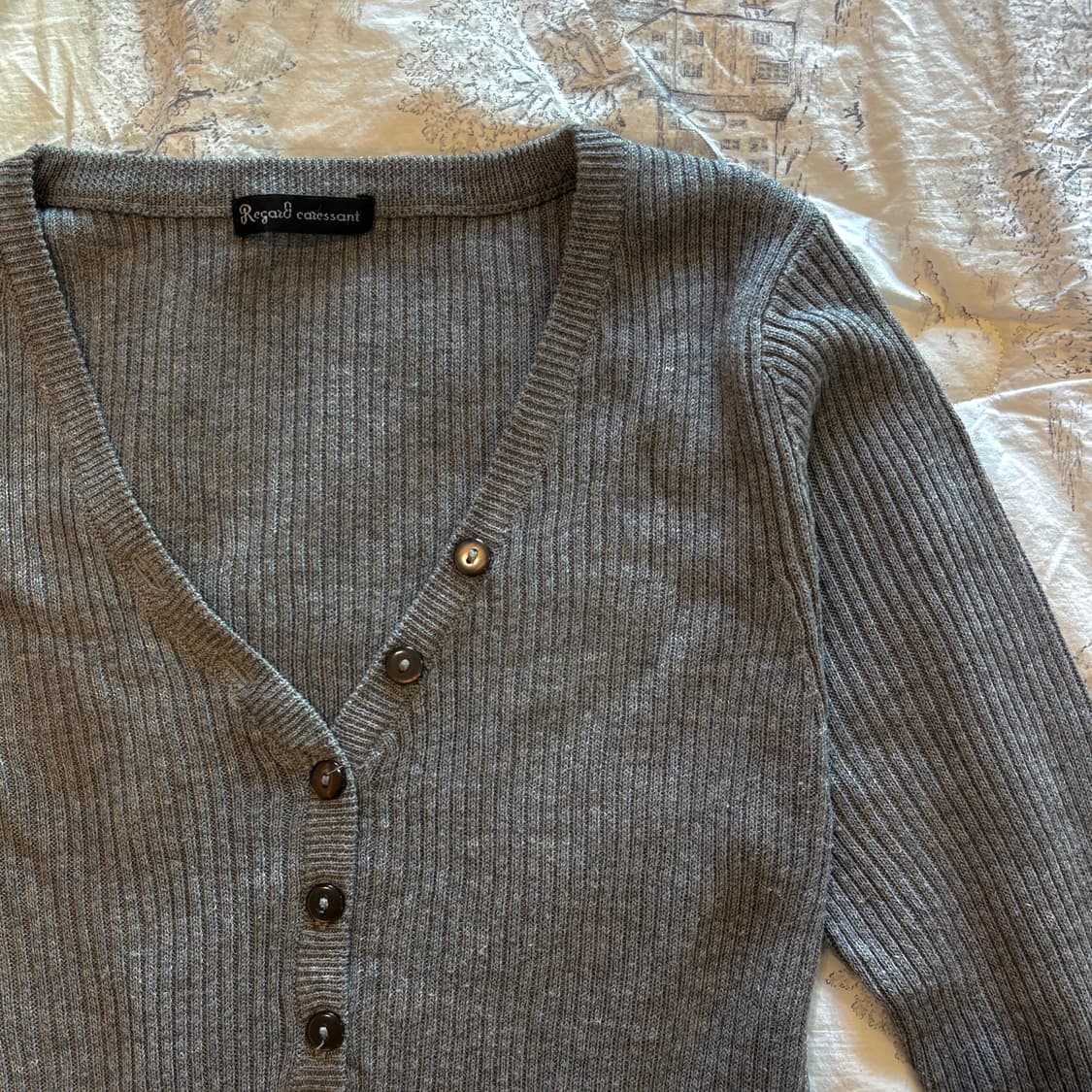 슬림핏 롱슬리브 긴팔 니트 그레이 차콜 버튼 단추 모리걸 상품이미지1