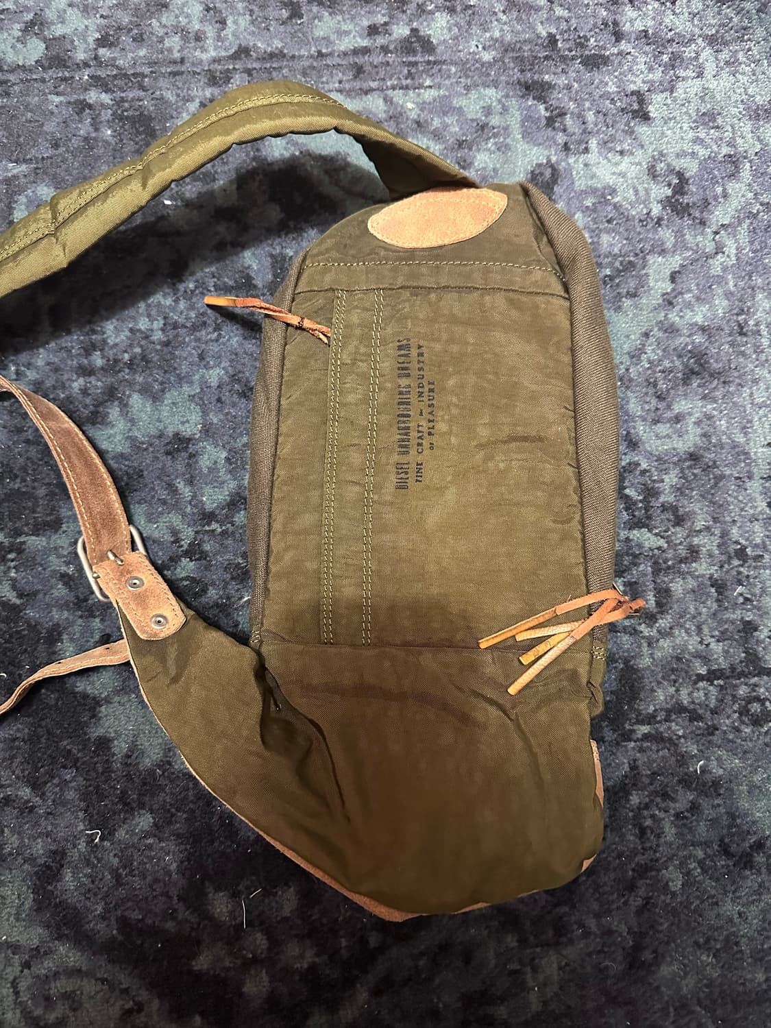 Diesel “Only The Brave” 캔버스,가죽 슬링백 상품이미지3