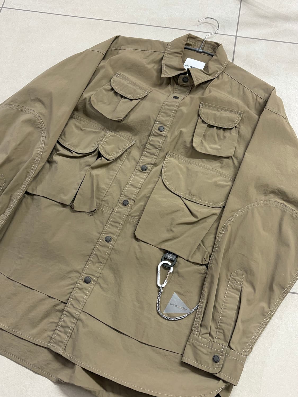 앤드원더 멀티포켓 셔츠 카키 상품이미지3
