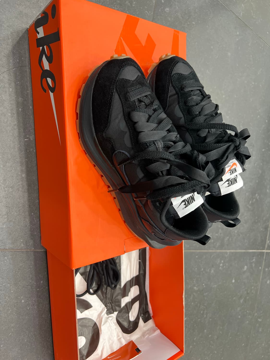Nike x Sacai VaporWaffle Black and Gum 상품이미지2
