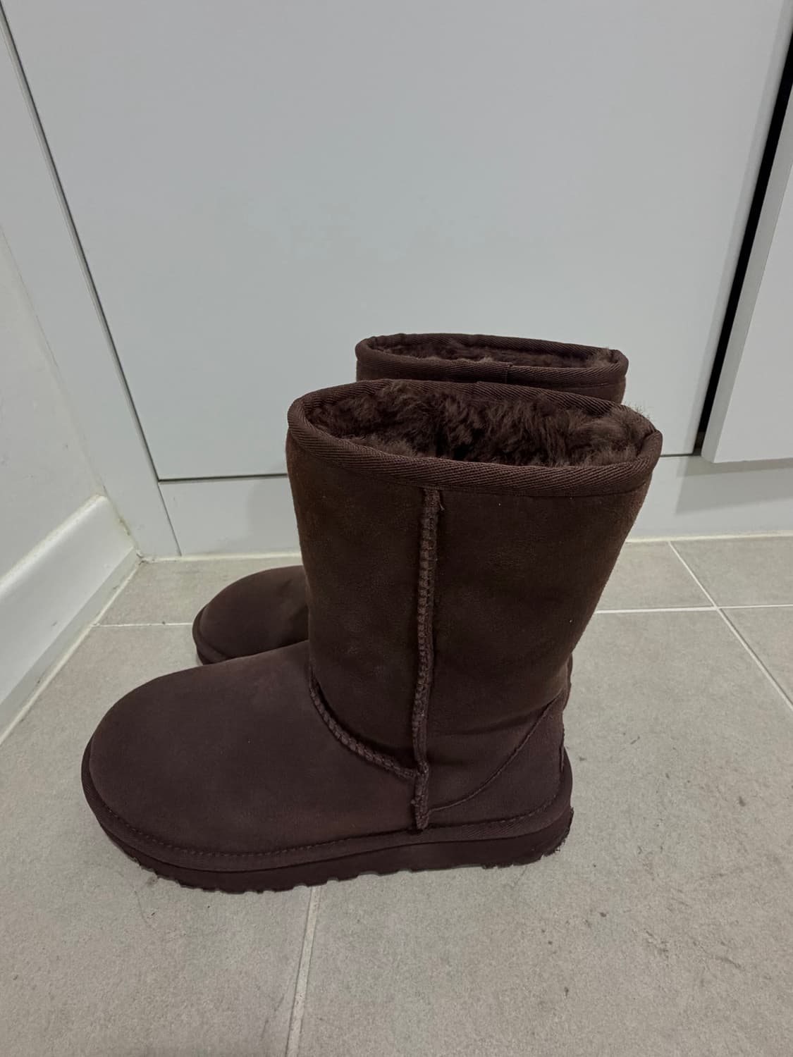 어그 오버로크 스티치 클래식숏II 판매 (번트시더/250) 상품이미지3