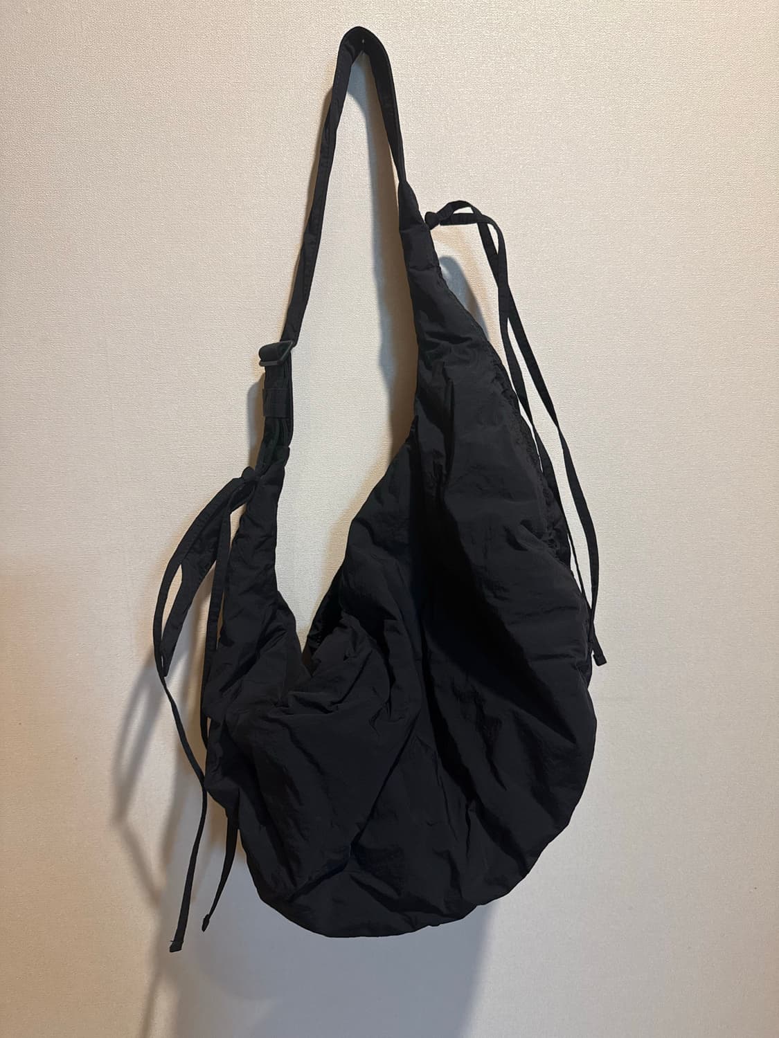 코스 캐노피 나일론 크로스바디백 블랙 상품이미지3