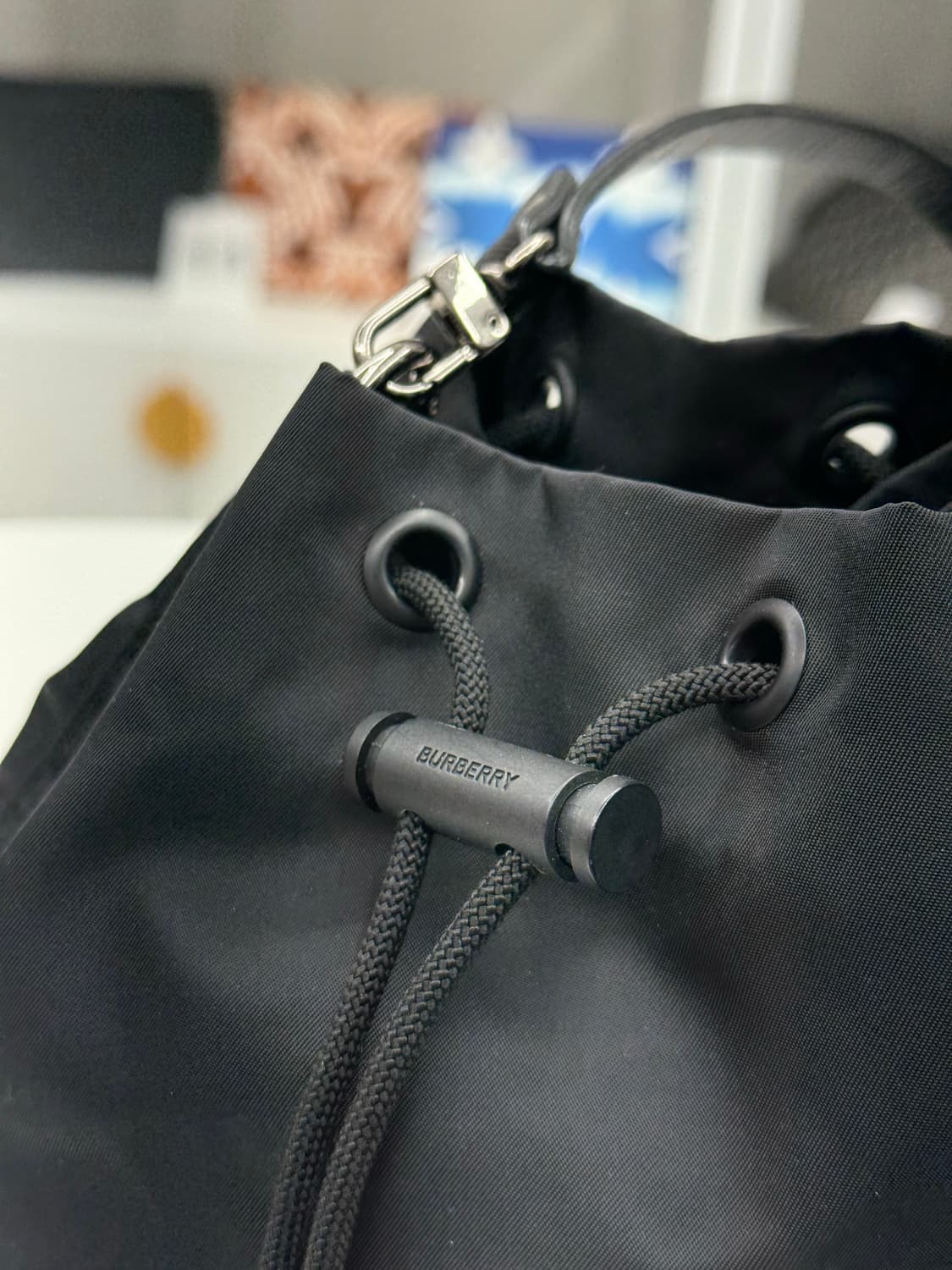 [OS] 버버리 포이베 나일론 버킷백 상품이미지6