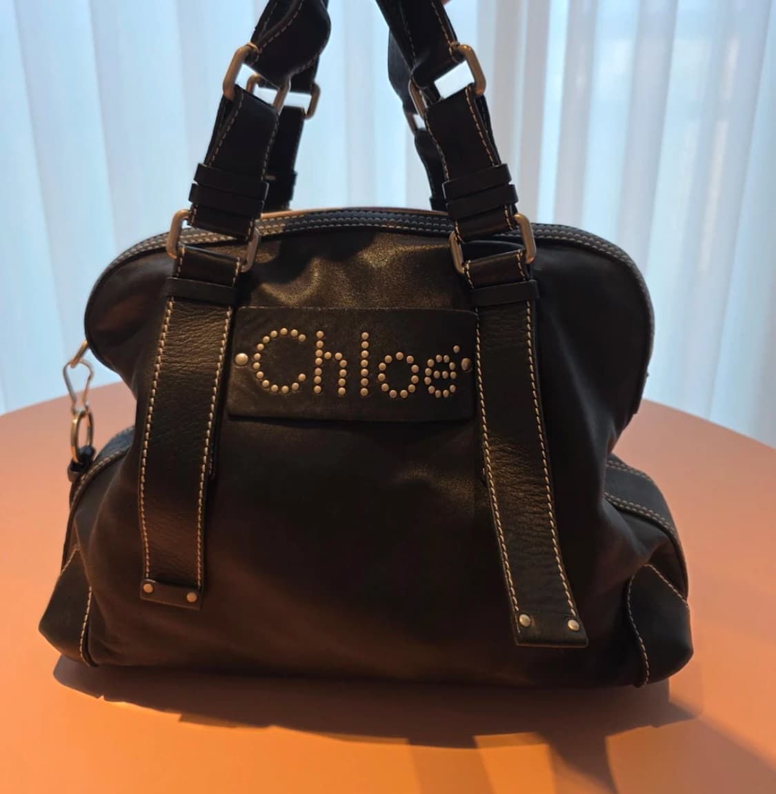 끌로에 chloe 블랙 레더 스터드 토트백 상품이미지2