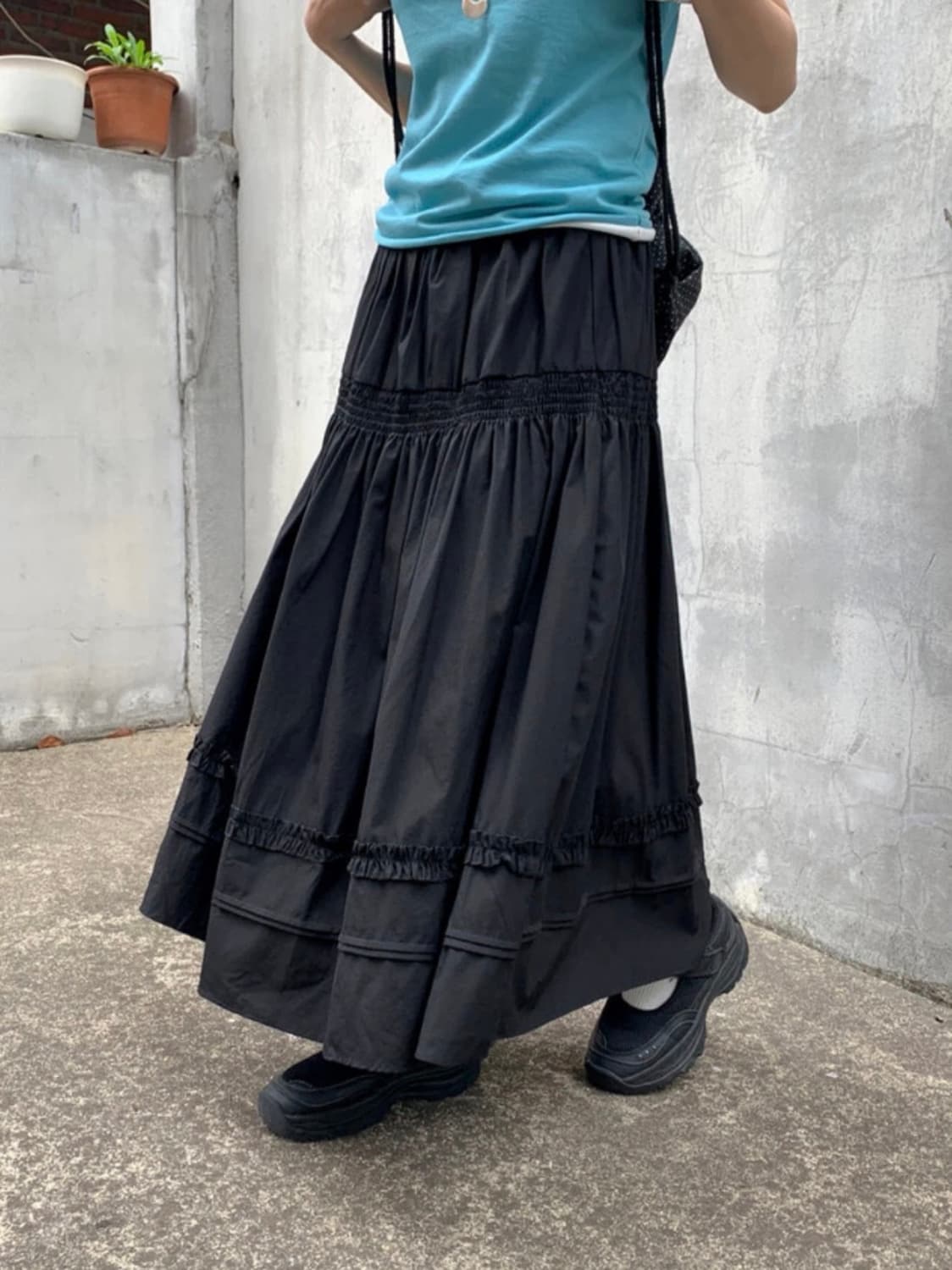데일리쥬 라민 스모크 셔링 프릴 롱 스커트 블랙 상품이미지1