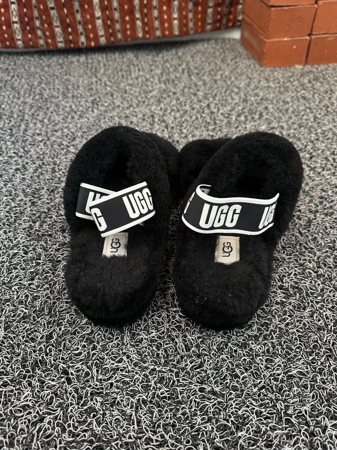 UGG 어그 플러프 슬리퍼 블랙 US5 240mm 상품이미지3