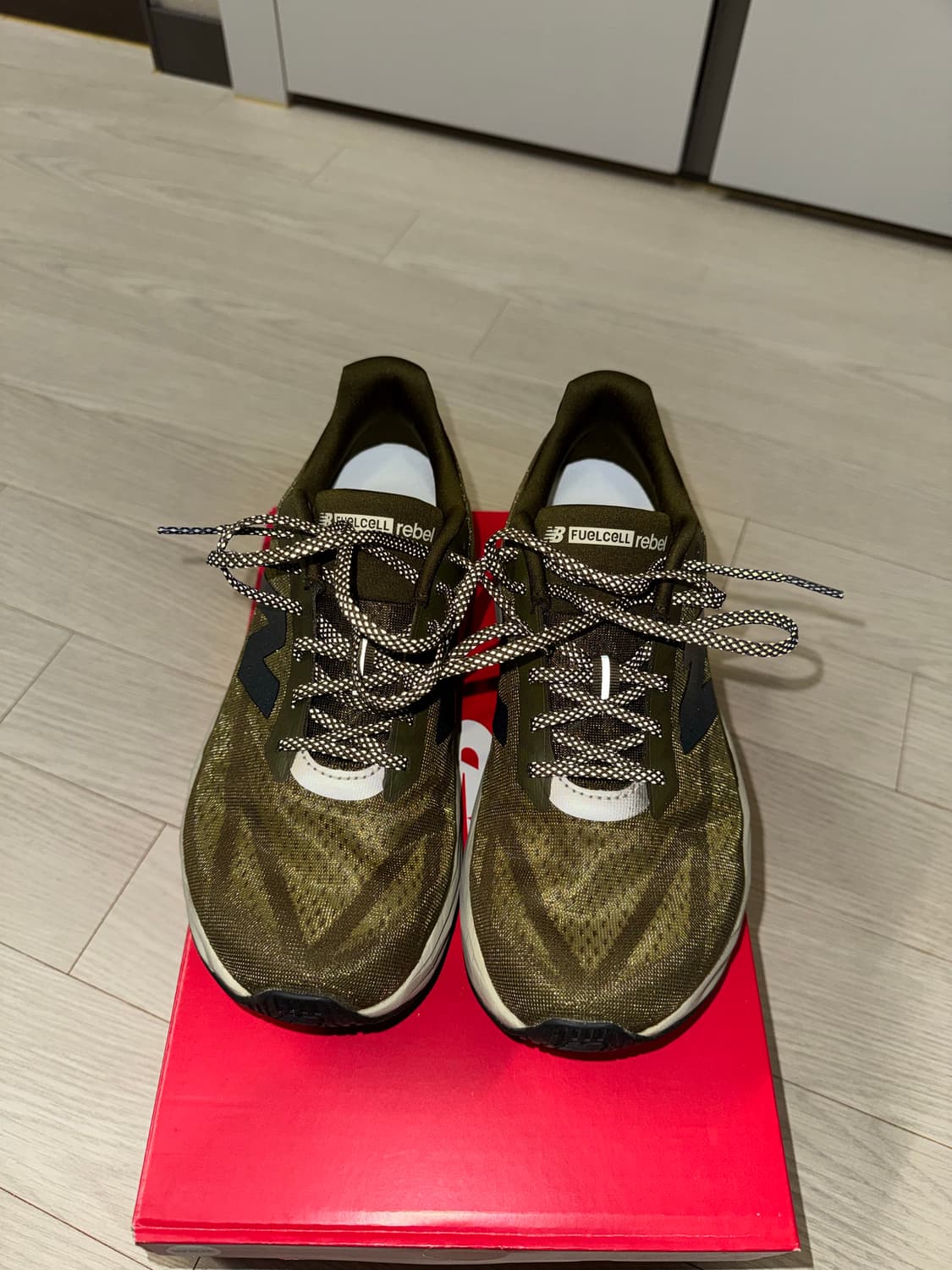 뉴발란스 퓨어쉘 레벨 v5 275 hi-viz pack  상품이미지1