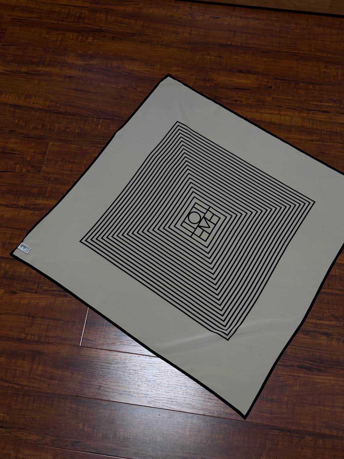 토템 센터드 모노그램 실크스카프 크림 상품이미지2