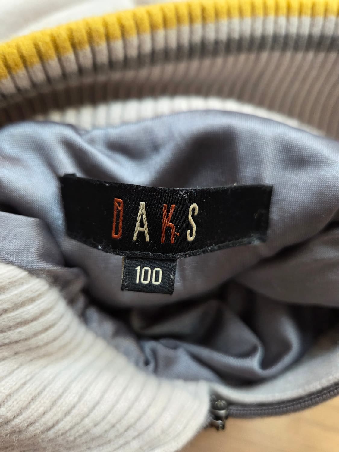 닥스 여성 니트 100사이즈입니다. 
회색 바탕에 흰색, 노란색 아가일  상품이미지3