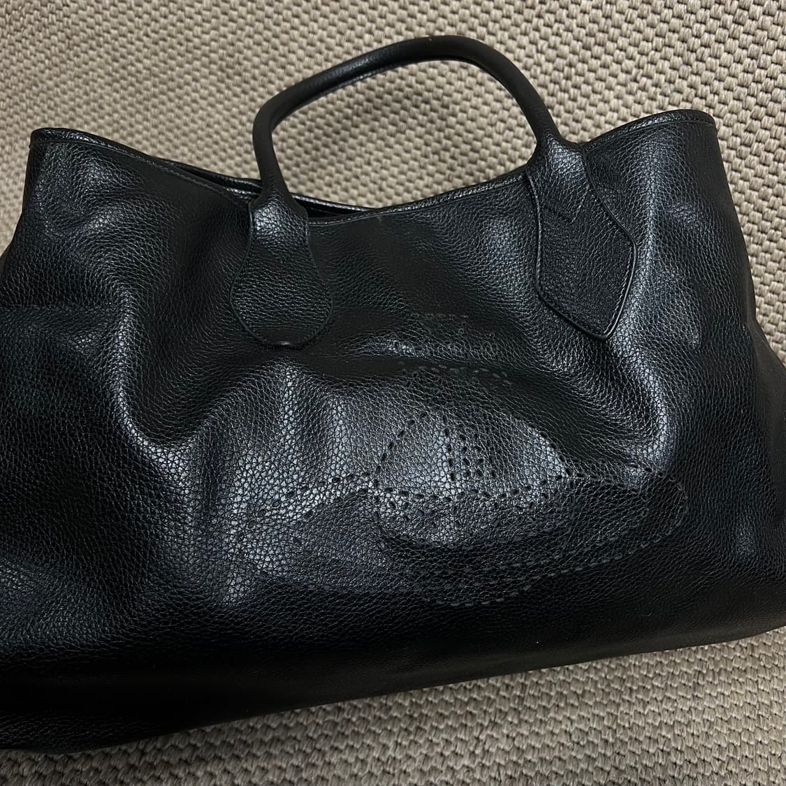 비비안웨스트우드 펀칭 로고 빅 토트백 블랙 상품이미지4