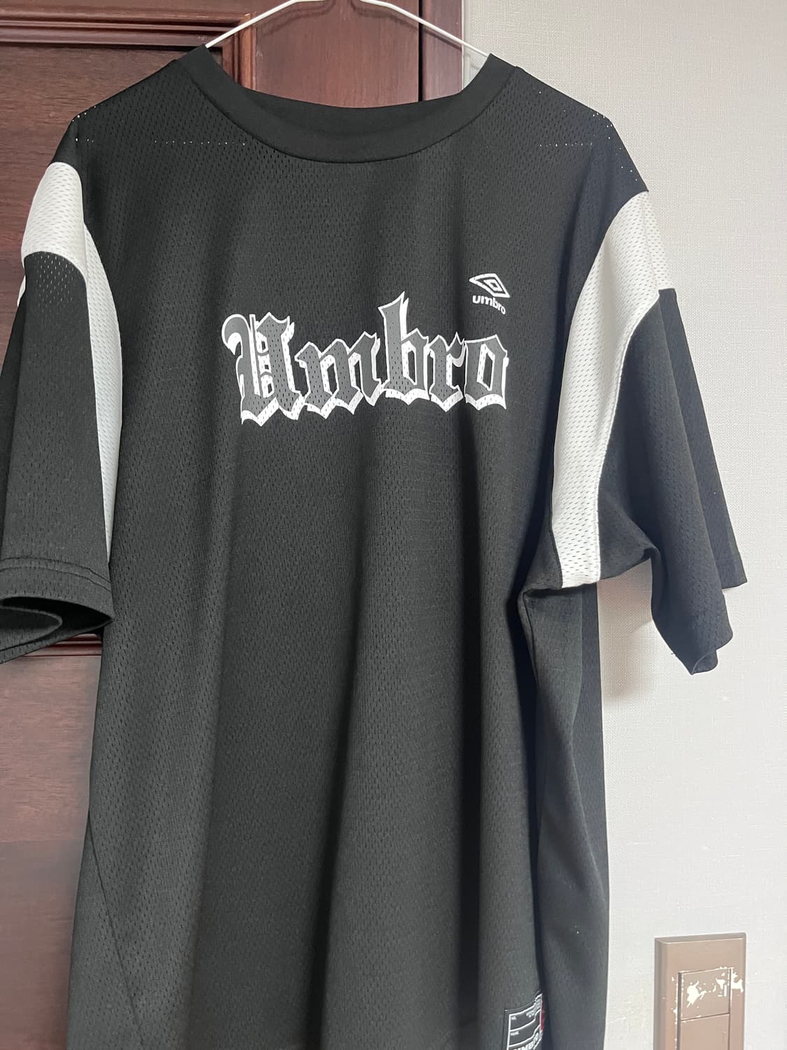 엄브로 스포티 레터링 메쉬 반팔티셔츠 블랙 상품이미지2