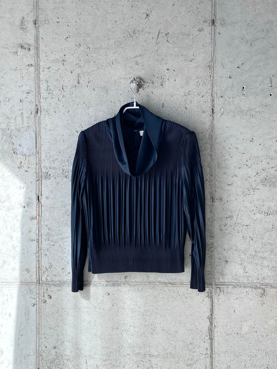 하이넥 플리츠 탑 네이비 상품이미지1