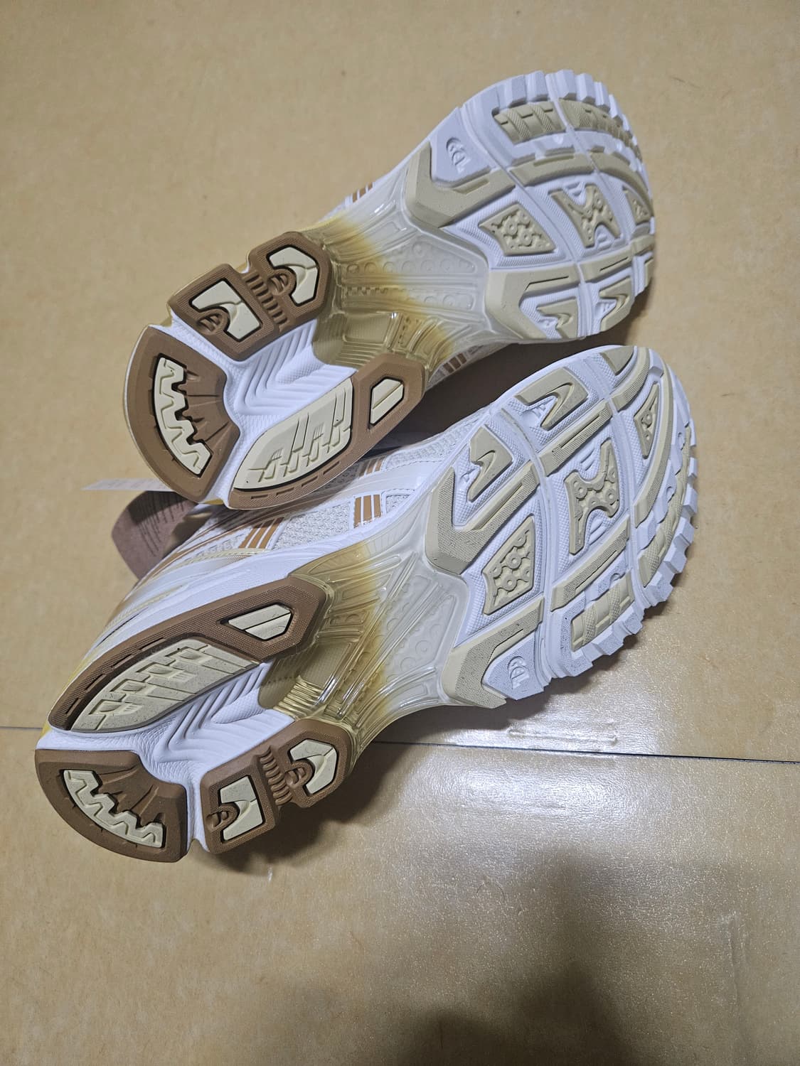 아식스 더뮤지엄비지터 젤카야노 14 상품이미지3