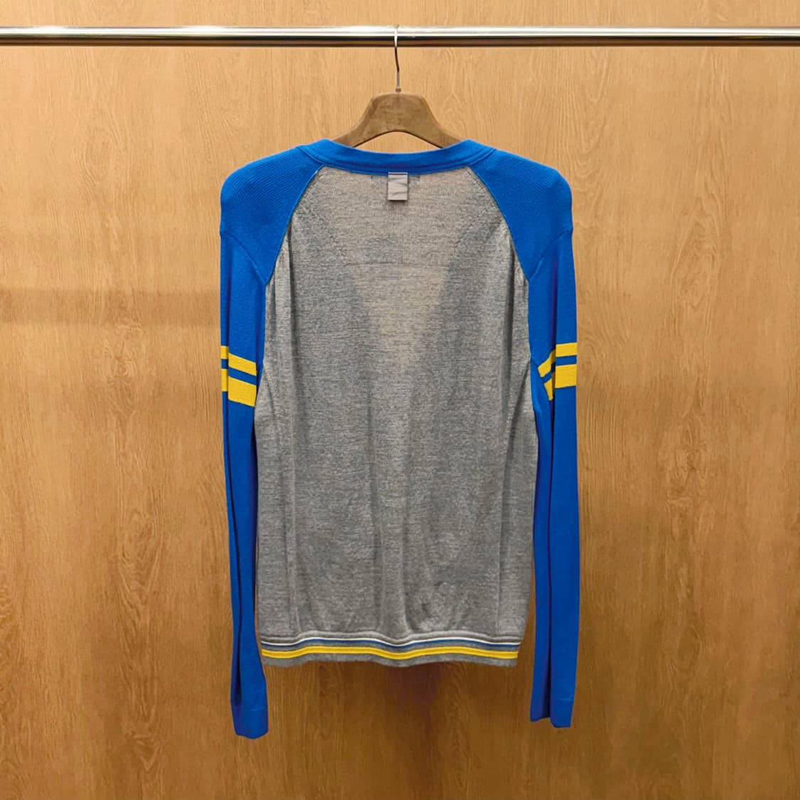 시스템 브이넥 니트 가디건 옐로우 배색 슬리브 라인 디테일 레귤러핏 블루 상품이미지3