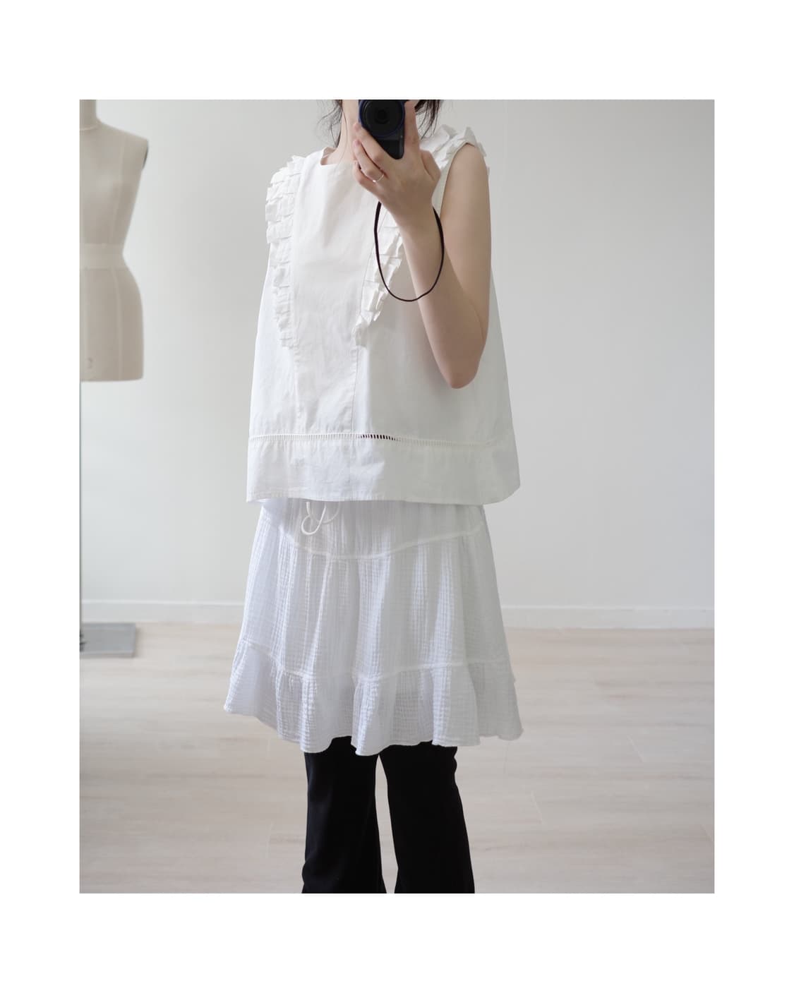 White pintuck ruffle sleeveless blouse 상품이미지3