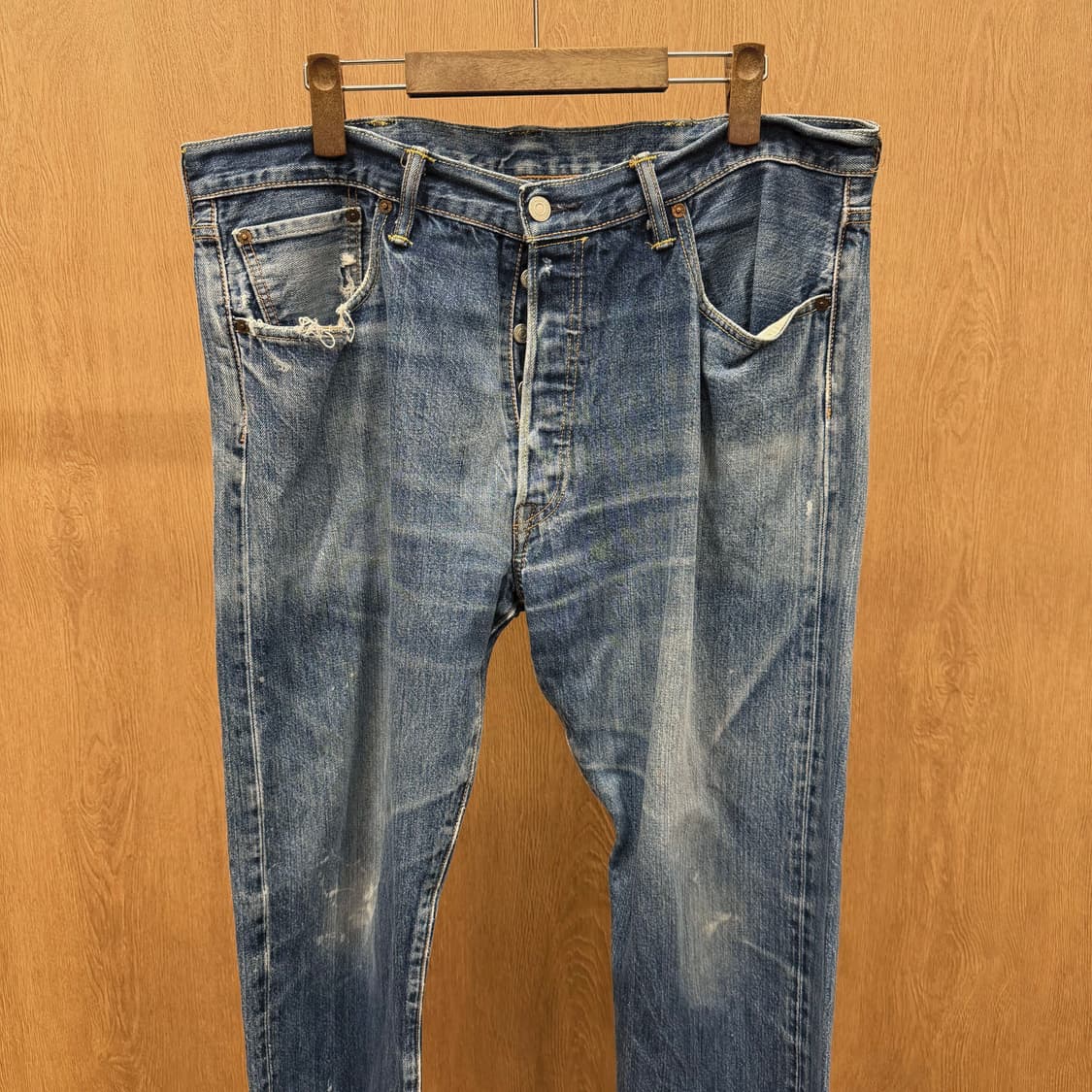 리바이스 501 워싱 데님 팬츠 버튼 클로징 레드 로고 탭 디테일 중청 상품이미지4