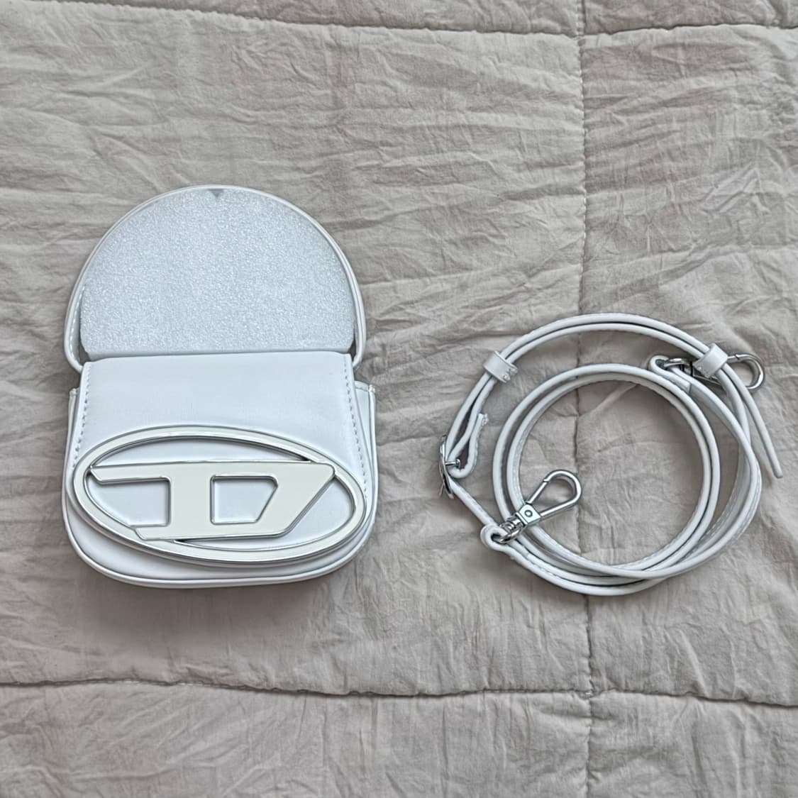 새상품 내일까지만 판매) 디젤 화이트 미니백 상품이미지3