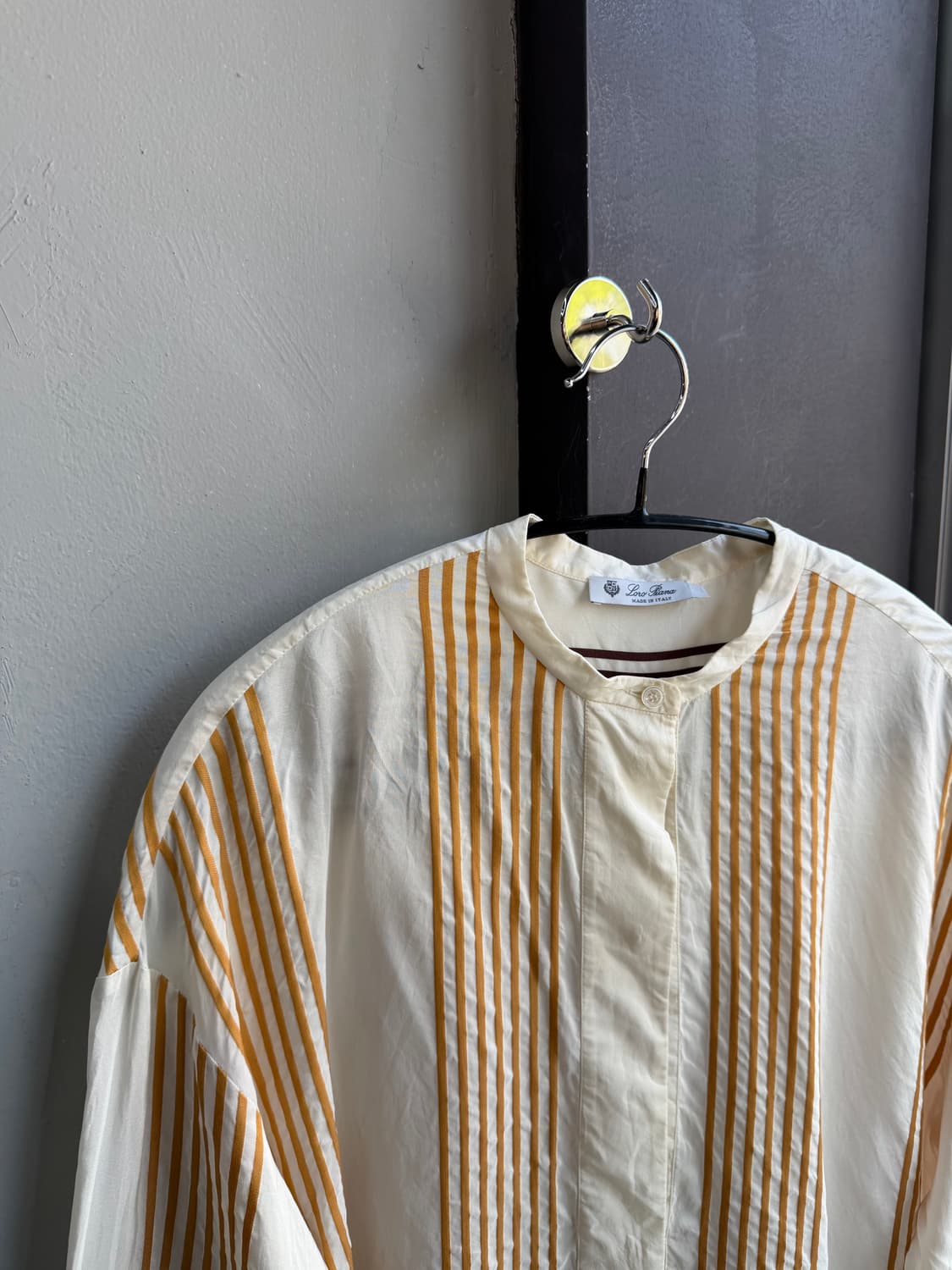 S/ 로로피아나 실크 백패널 스트라이프 블라우스 상품이미지5