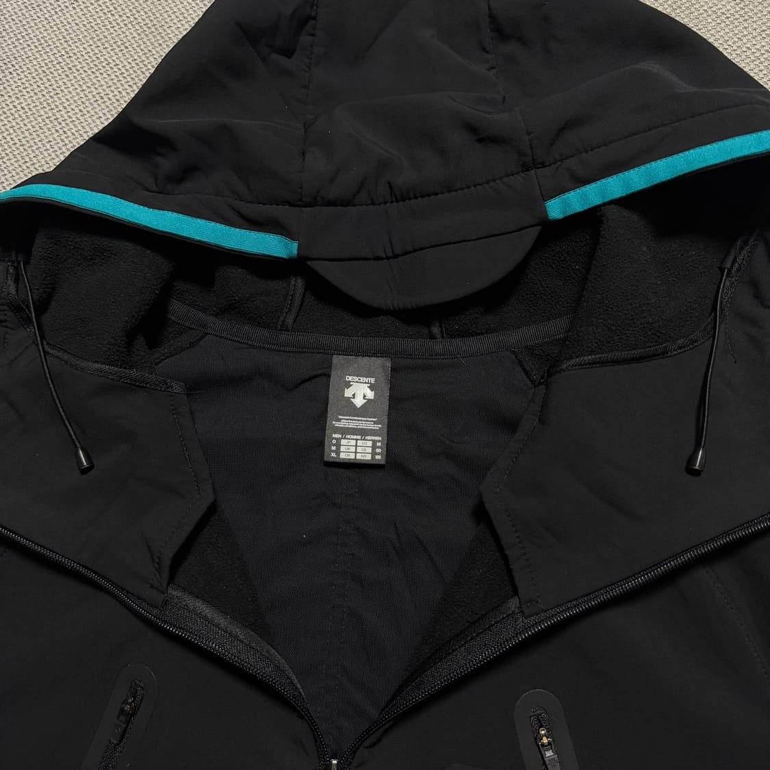 데상트 사이드로고 소프트쉘 후디 상품이미지2