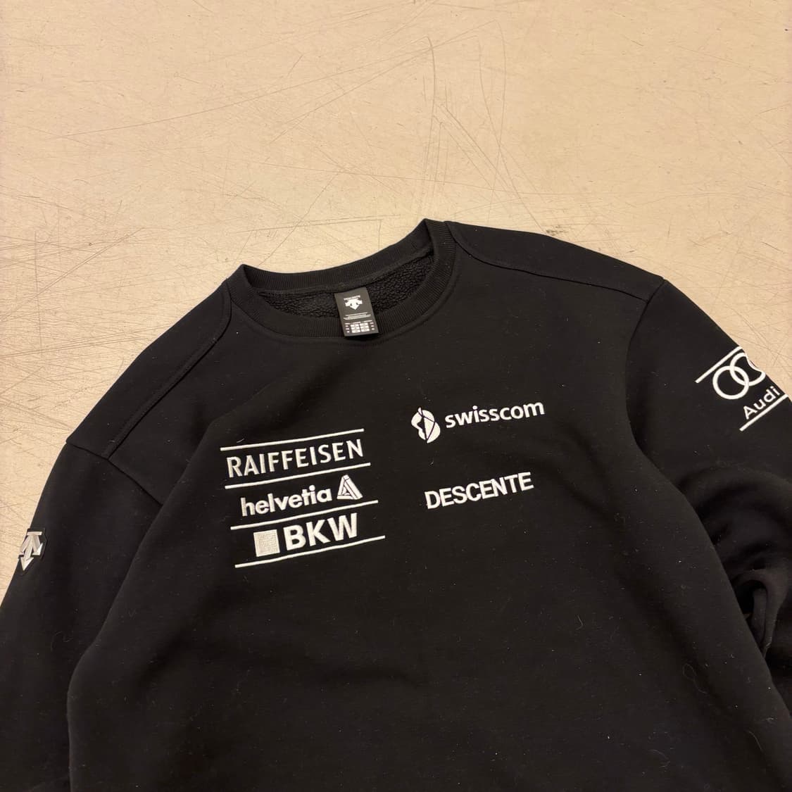 데상트 스폰서 로고 맨투맨 상품이미지2