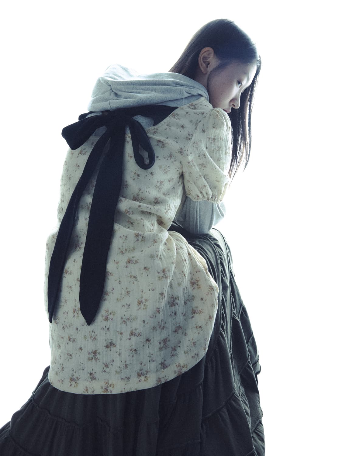 콜로신스 블랙 타이 블라우스 플라워 + 크레이터 후드맨투맨 멜란지 상품이미지1