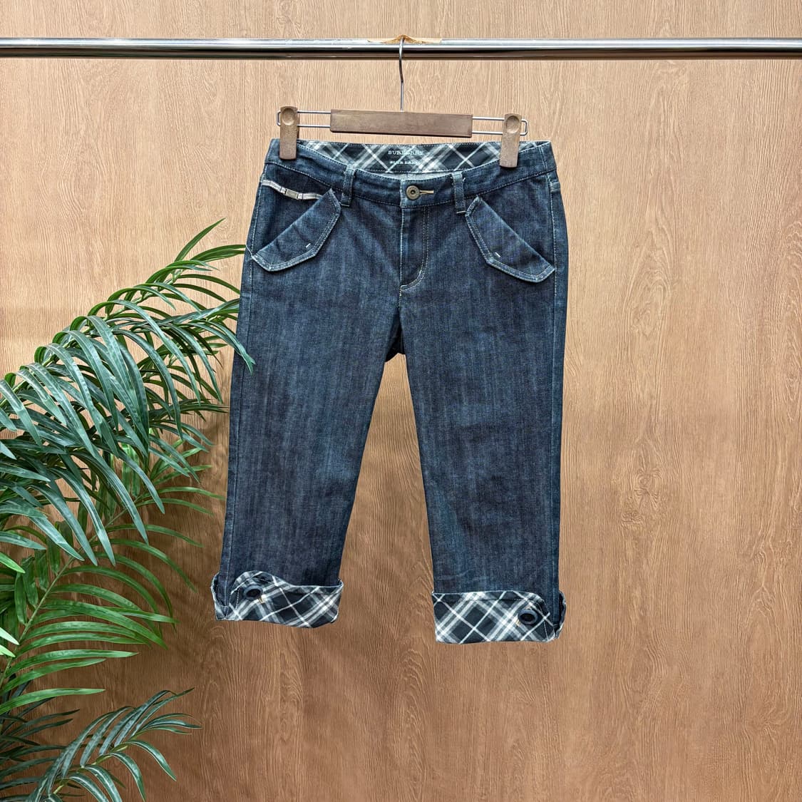 버버리 블루 라벨 7부 데님 팬츠 롤업 체크 안감 로고 자수 디테일 진청 상품이미지1