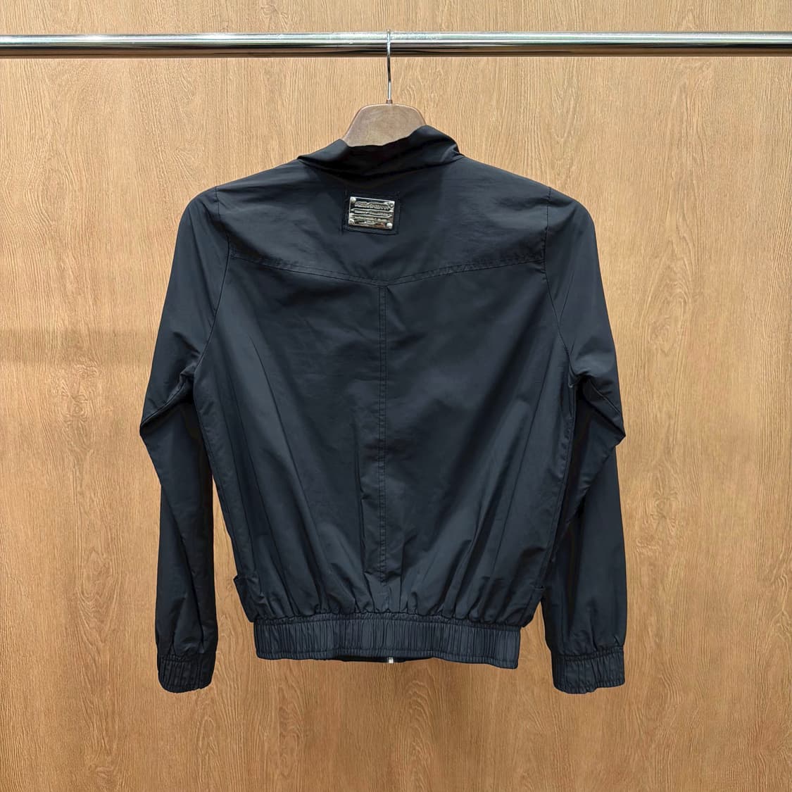 돌체앤가바나 나일론 자켓 하이넥 실버 로고 패치 밴딩 밑단 디테일 블랙 상품이미지3