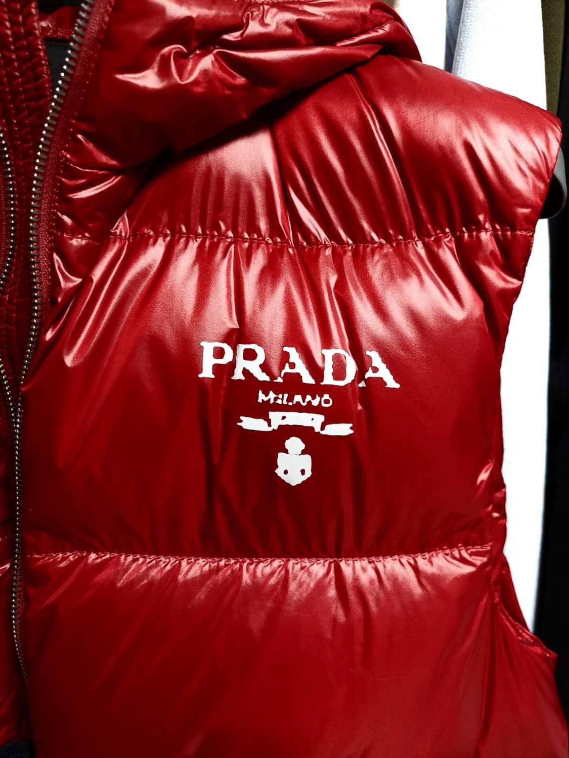 프라다 버건디 다운 패딩 조끼 m 실측100-103 백화점판 상품이미지4