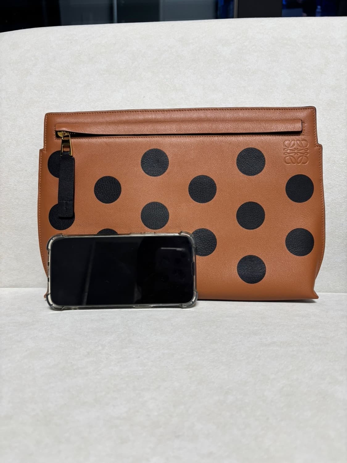 로에베 브라운 도트 파우치 상품이미지2