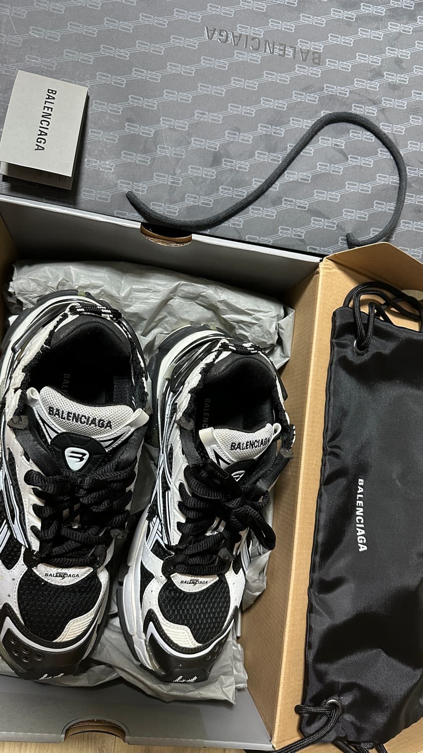 발렌시아가 뉴러너 스니커즈 블랙 및 화이트 상품이미지1