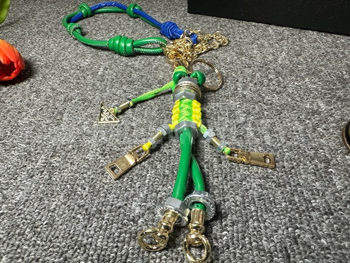 프라다 로봇 백참 그린 상품이미지9